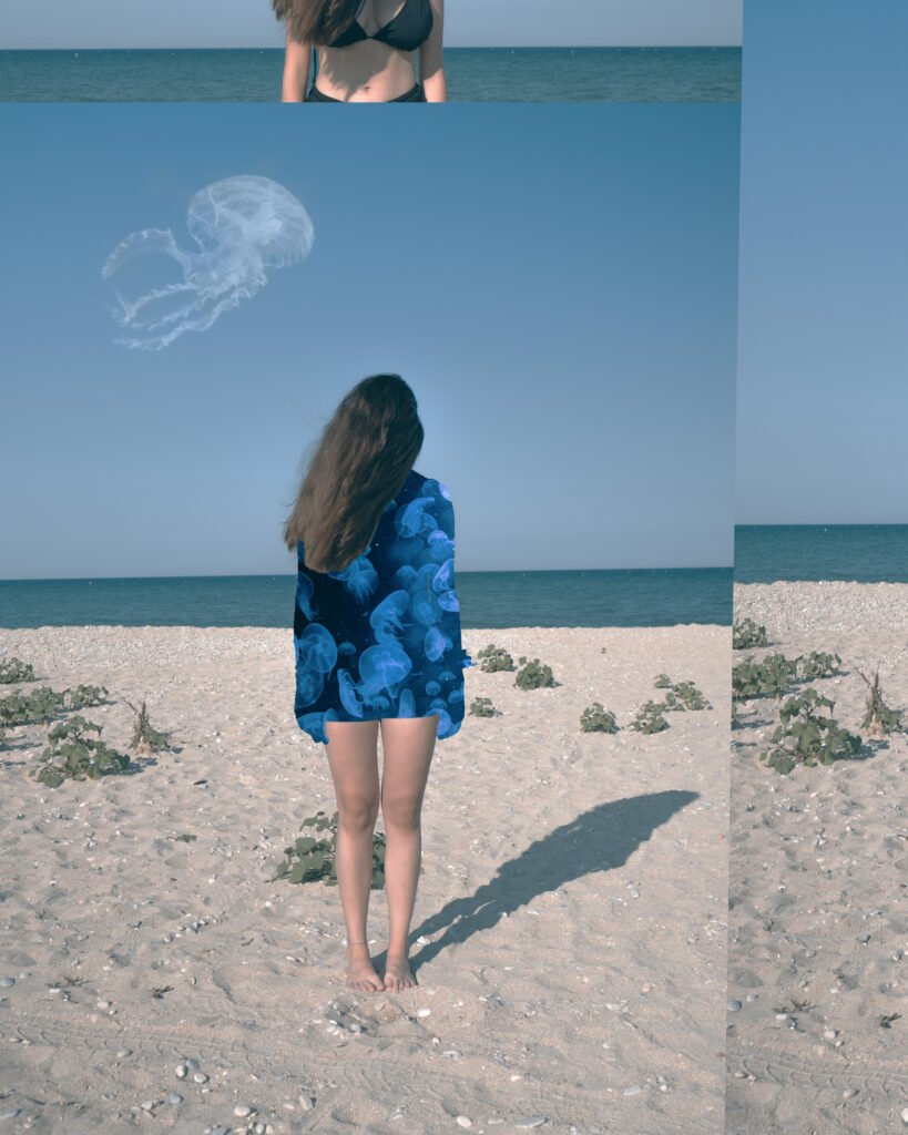 ragazza di spalle sulla spiaggia con cielo azzurro