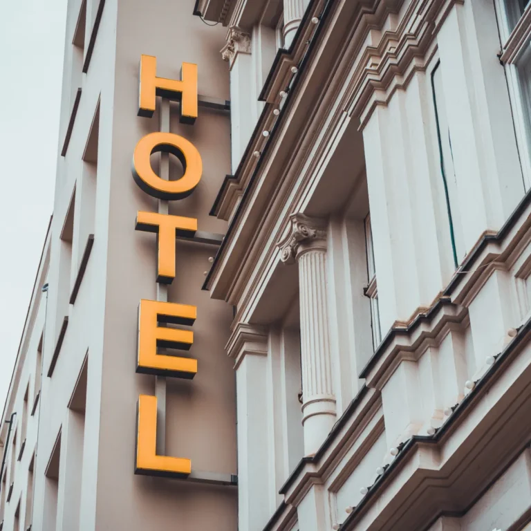 Perché nel 2026 un hotel senza sito proprio sta regalando soldi ai portali (e cosa fare per evitarlo)